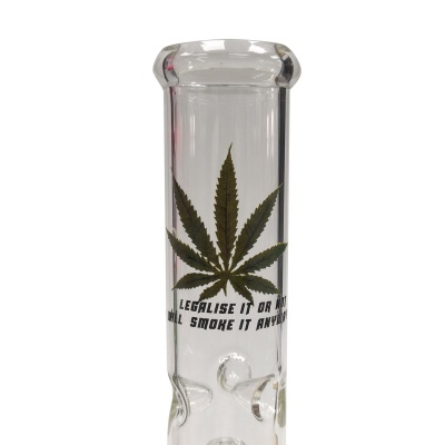 Frasco de vidro com folha de cannabis e texto preto