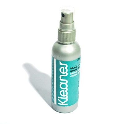 Frasco spray prateado com etiqueta azul e texto branco Klearner