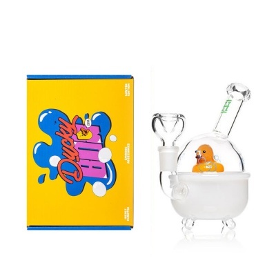 Conjunto de vidro com banheira e patinho e caixa amarela com texto Ducky Bath.