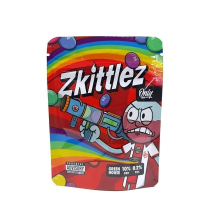 Embalagem colorida Zkittlez com personagem e arco-íris, texto Only CBD e informações CBD e THC.