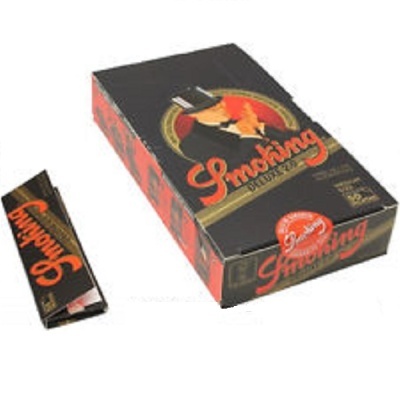 Pacote de tabaco Smoking Deluxe King Size preto vermelho dourado com ilustração homem a fumar
