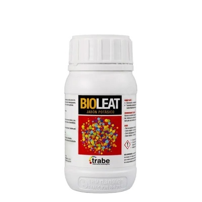Frasco branco de plástico do produto BIOLEAT JABÓN POTÁSICO com tampa de rosca e rótulo colorido.