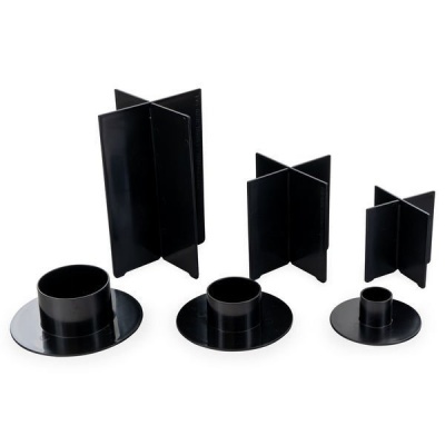 Conjunto de três moldes metálicos pretos com base circular