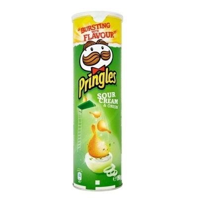 Embalagem cilíndrica verde e amarela de batatas Pringles Sour Cream & Onion