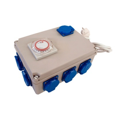 Caixa elétrica cinza com temporizador e várias tomadas azuis