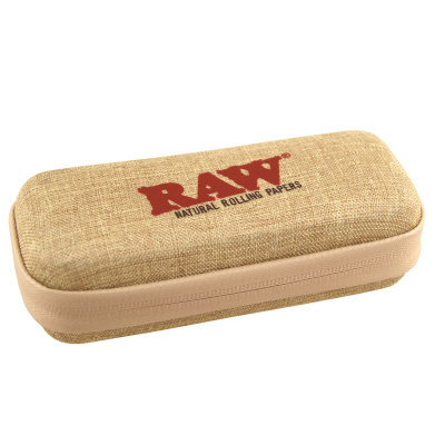 Estojo de tecido castanho RAW com fecho bege e texto vermelho na tampa