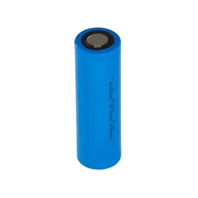 Bateria cilíndrica azul com texto impresso verticalmente em fundo branco