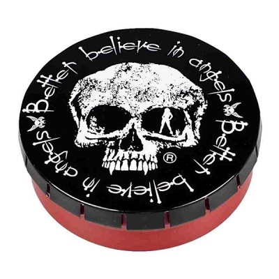 Recipiente redondo vermelho com tampa preta decorada com caveira branca e texto.