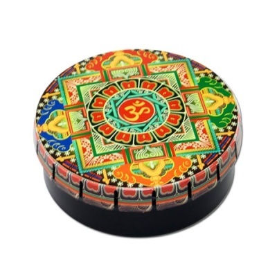 Caixa redonda decorativa com tampa colorida e símboloॐ no centro