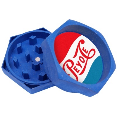 Triturador azul de plástico com adesivo vermelho, branco e azul e texto REYOTE