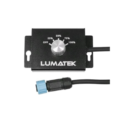 Controlador preto da marca LUMATEK com botão metálico e cabo com conector azul