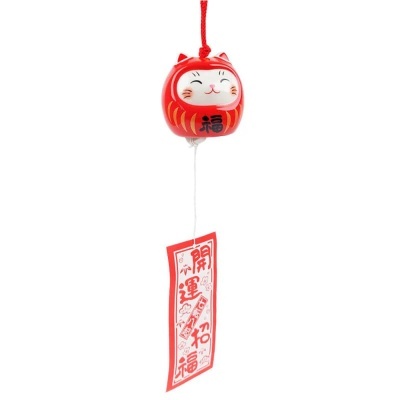Sino decorativo vermelho e branco em forma de gato com etiquetas suspensas