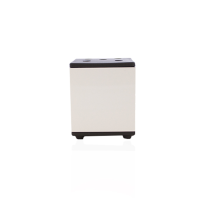 Cubículo branco com base e topo pretos, com quatro orifícios no topo sobre fundo branco.