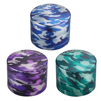 Três moedores metálicos camuflados de cores azul, roxo e verde com texto CHAMP:HIGH.