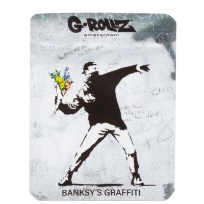 Adesivo com grafitti de Banksy mostrando figura humana lançando flores