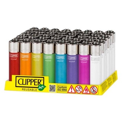 Isqueiros Clipper Crystal coloridos dispostos numa embalagem amarela