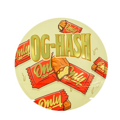 Embalagens vermelhas de barras com texto Only CBD e grande texto OG-HASH no centro