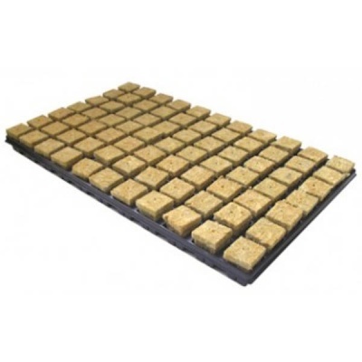 Tabuleiro preto com blocos castanhos de substrato para plantas