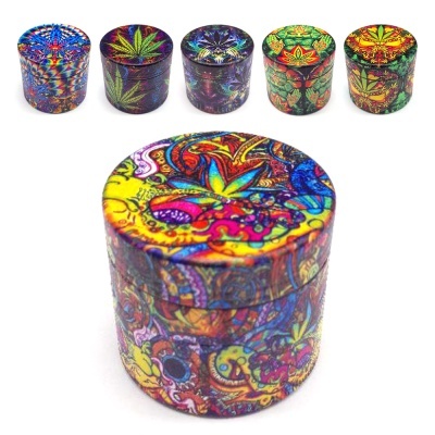 Cinco caixas cilíndricas coloridas com padrões psicadélicos e folhas de cannabis.