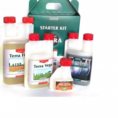 Conjunto de produtos de jardinagem com rótulos Terra Flores, Terra Vega, Isotonic e PK 13/14 junto a caixa verde CANNA STARTER KIT