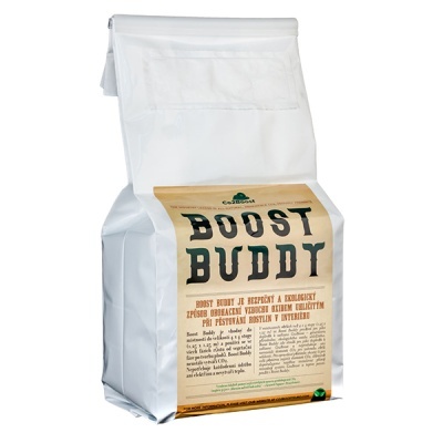 Saco branco de embalagem com etiqueta bege com texto BOOST BUDDY