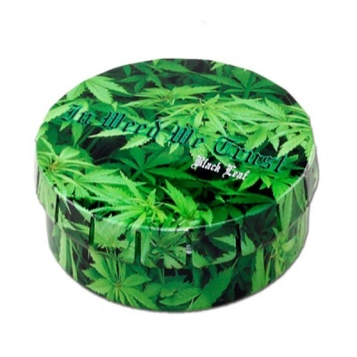 Lata redonda com folhas de canábis e texto In Weed We Trust e Black Leaf