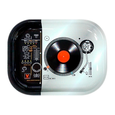 Tabuleiro metálico esmaltado com design de gira-discos vintage em preto, branco e vermelho.