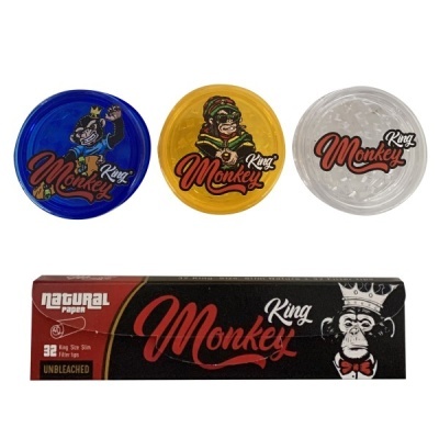 Três grinders coloridos e embalagem de filtros King Monkey.