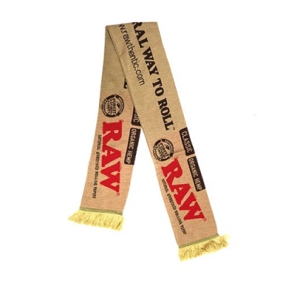 cachecol bege com franjas amarelas e texto RAW em vermelho