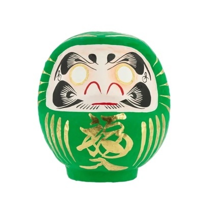 Daruma verde cerâmica com detalhes dourados e símbolo chinês