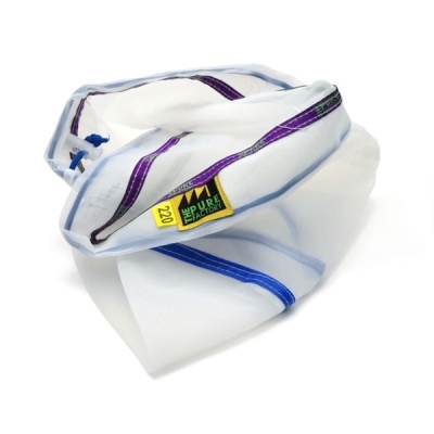 Saco de filtro branco com bainhas coloridas e etiqueta amarela