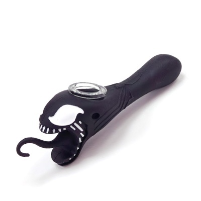 colher preta de silicone com design de personagem e língua bifurcada