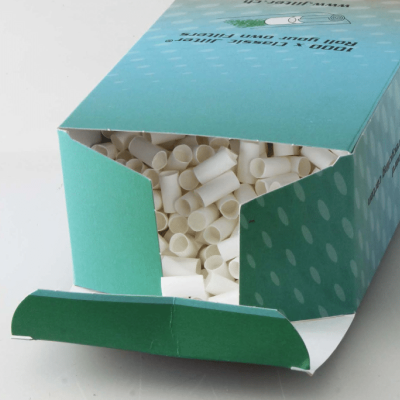 Caixa de filtros de cigarro brancos numa caixa verde com bolinhas