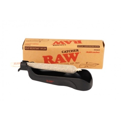 Suporte para cinzas RAW Catcher preto com cigarro e embalagem de cartão