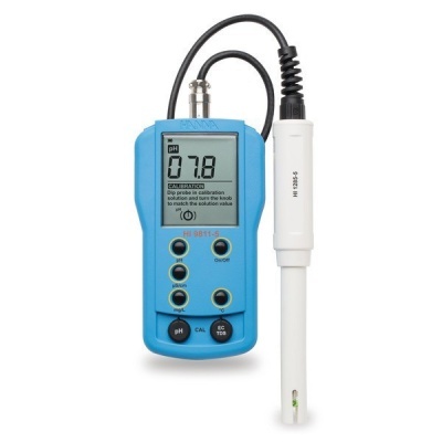 Medidor digital de pH azul com sensor branco ligado
