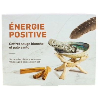 Conjunto presente com salvia branca e palo santo em caixa branca com texto castanho