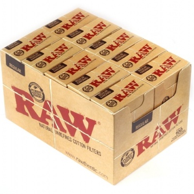 Caixa com 12 embalagens de filtros RAW de algodão natural, cor castanha e texto vermelho e preto