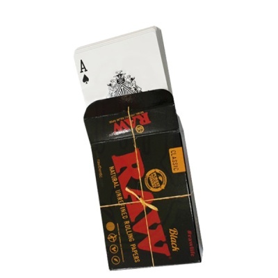 Baralho de cartas RAW Black Classic dentro de embalagem preta com texto vermelho e amarelo