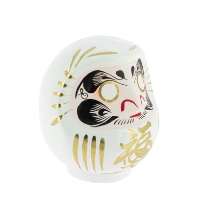 Figura Daruma branca com detalhes dourados e pretos