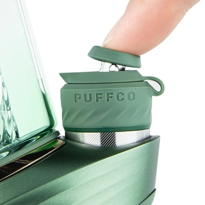 Dispositivo metálico verde com tampa verde e texto PUFFCO