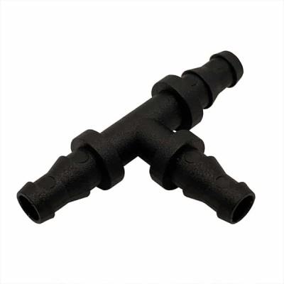 Conector em T preto com três entradas caneladas