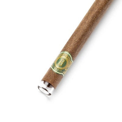 Cigarro enrolado com etiqueta verde e dourada KING SIZE e bocal branco transparente