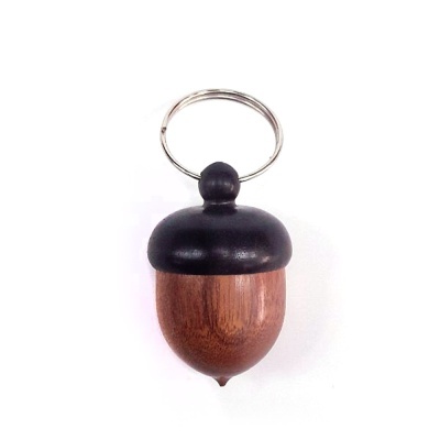 Porta-chaves em forma de bolota com madeira castanha e preta e argola metálica prateada