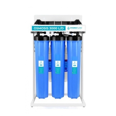 Sistema de osmose inversa OSMOSIS 3000 L/D com três filtros azuis em estrutura branca