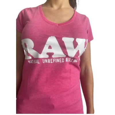 T-shirt feminina rosa com texto branco RAW NATURAL UNREFINED ROLLING