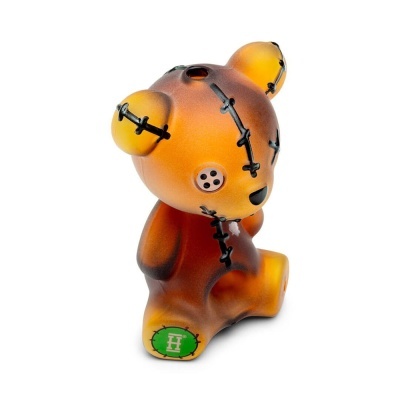 Figura de urso translúcida laranja e castanha com detalhes em costura preta