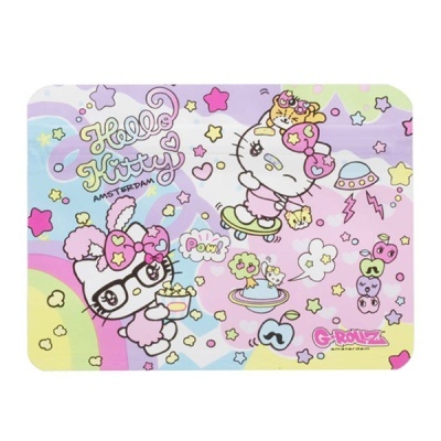 Tapete colorido com ilustrações da Hello Kitty e texto AMSTERDAM e G-ROLLZ
