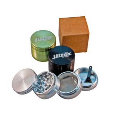 Trituradores metálicos coloridos com texto e escova azul próximos a uma caixa de papel