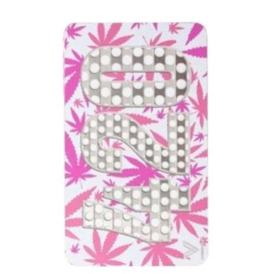 Sticker com números 420 sobre fundo com folhas de cannabis rosa