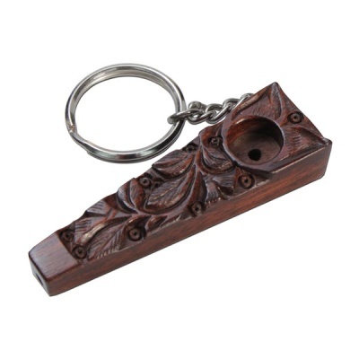 Chaveiro com cachimbo em madeira entalhada